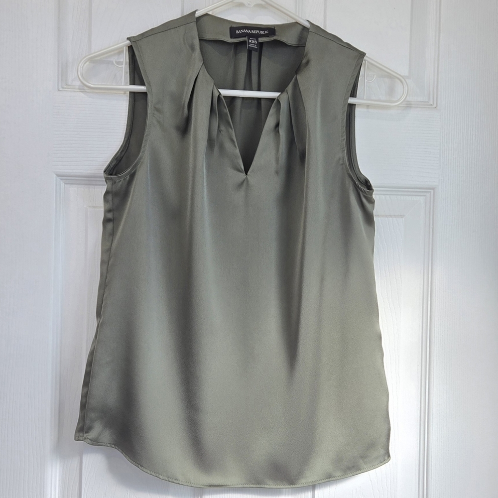 Banana Republic Women's Olive Green Silky Sleeveless Blouse Size XXS Petite XXSP